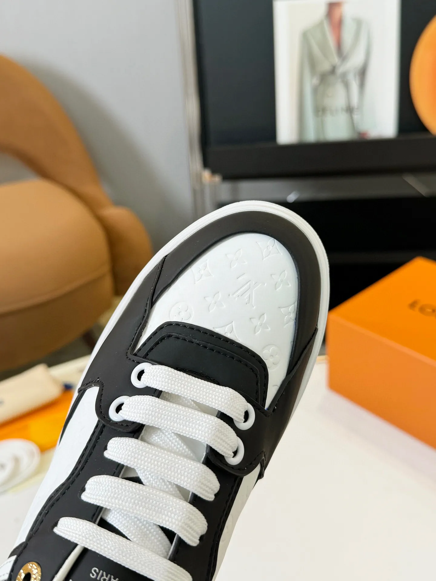 Men's Men's Shoes 💰💰660 Women's LV [Beverly Hills Sports Shoes Series] This Beverly Hills sports shoes are made of grained cow leather with Damier pattern, echoing the current season's leather goods series. The thick rubber outsole is lightweight, and an embossed Louis Vuitton logo adds a branding touch. Padded insole and technical fabric lining enhance comfort.  Detailed Features ♛ Embossed grained cowhide leather ♛ Ultra-lightweight rubber outsole ♛ Louis Vuitton logo on tongue and outsole ♛ Size: 35-40